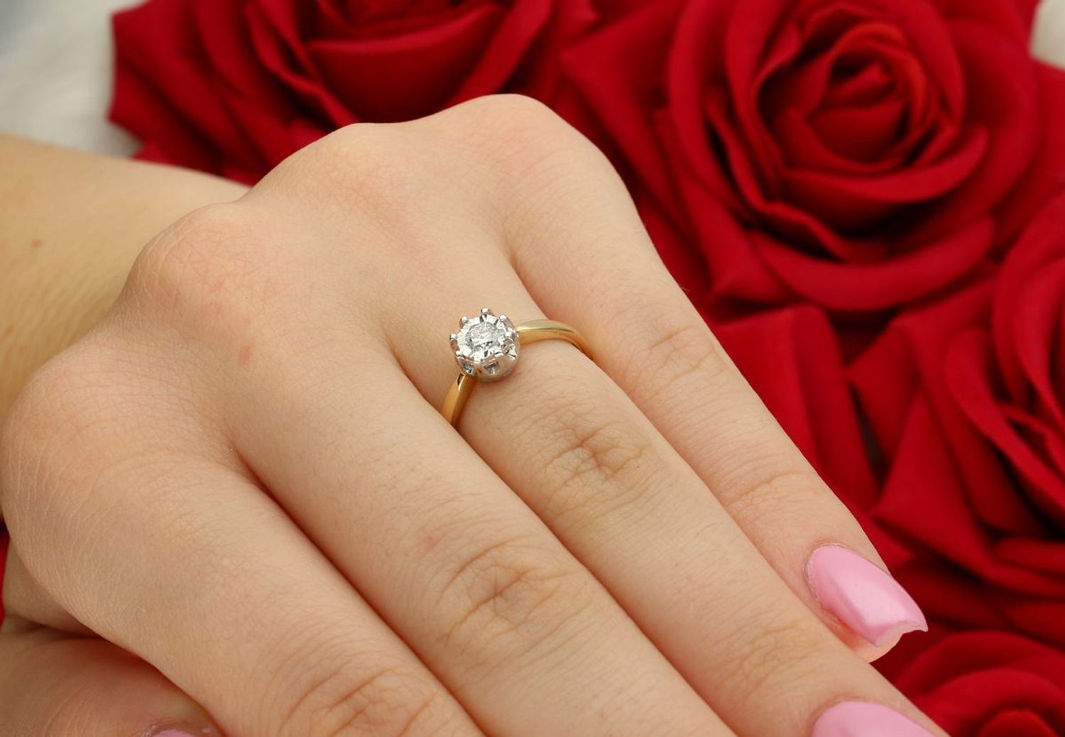 Elegancki pierścionek z żółtego i białego złota 585, z diamentem 0,18 ct, barwa H, czystość SI. Model R55116YW, waga 2,10 g. Certyfikat autentyczności w zestawie.1.jpg